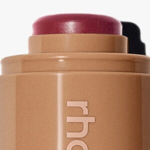 Rhode pocket blush in date cake